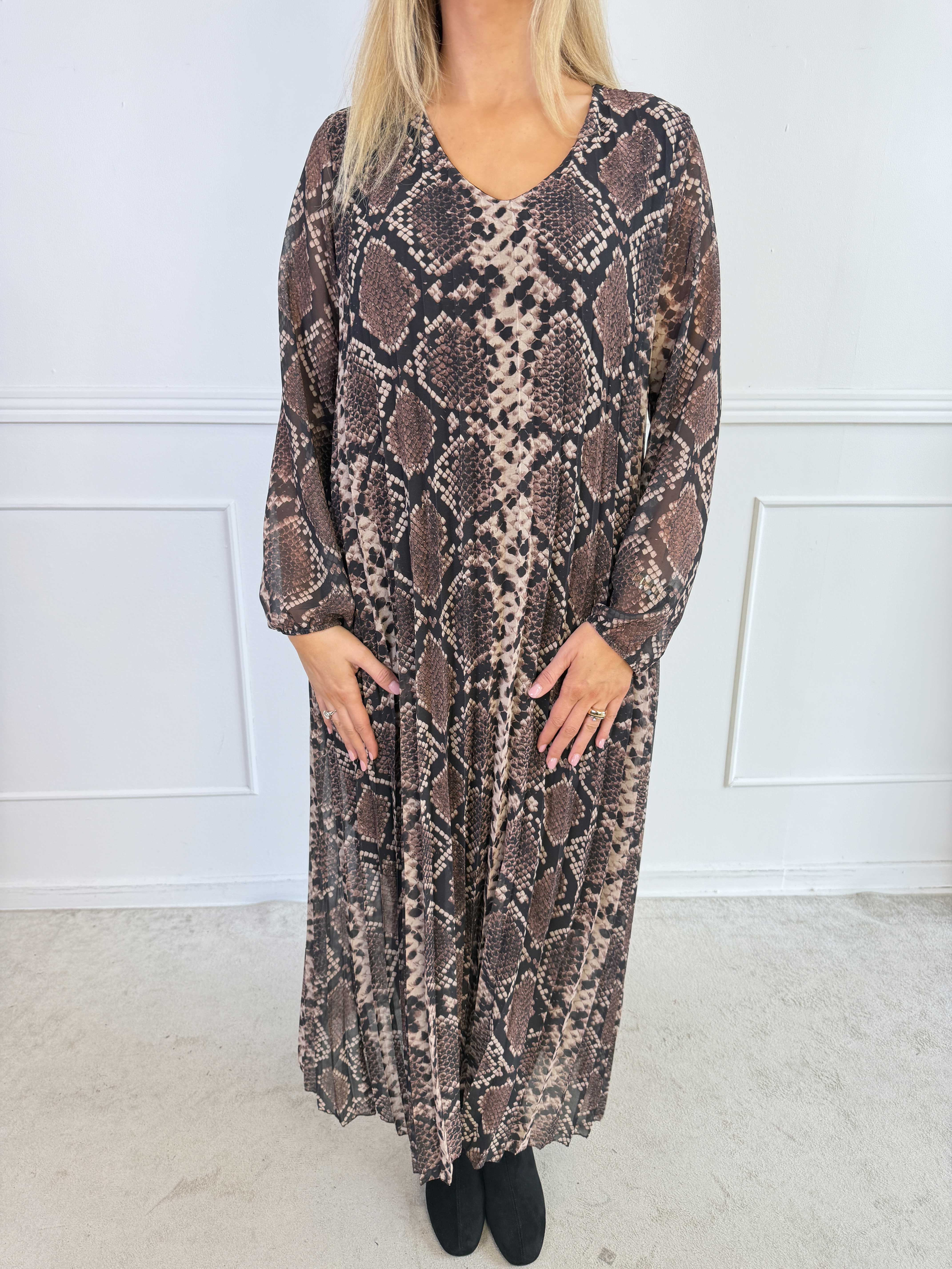 Astrid Print - Elegant lang plisseret chiffonkjole med forskellige smukke prints